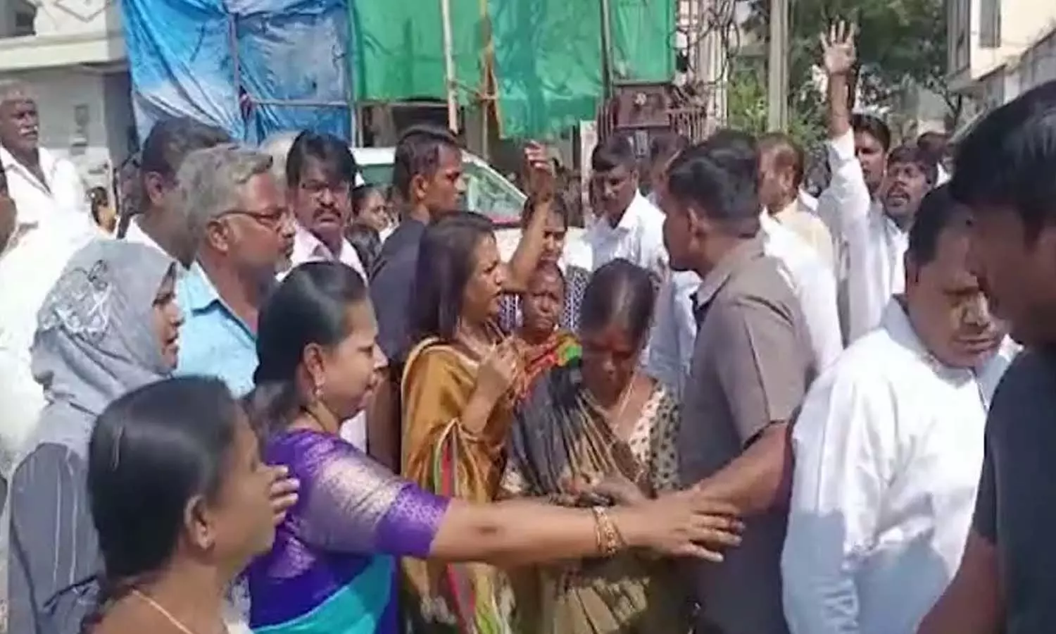 వెనక్కు వెళ్లిన మేయర్.. అవమానమేగా?