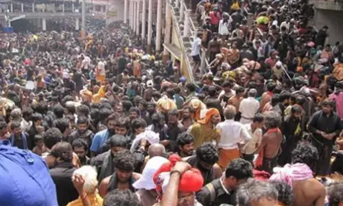 భక్తులతో పోటెత్తుతున్న శబరిమల