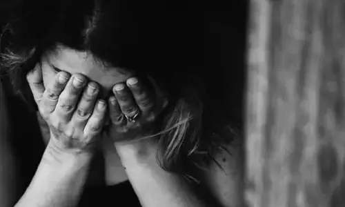 మైనర్ కూతురిపై తండ్రి అత్యాచారం.. అడ్డుకోవాల్సిన తల్లే సహకరించిన వైనం