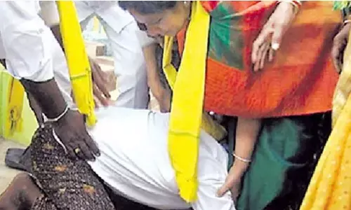 సునీత కాళ్లపై పడిన కార్యకర్త