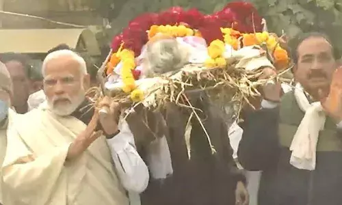 తల్లి పాడె మోసిన ప్రధాని మోడీ