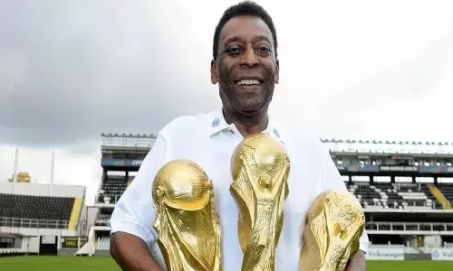 ఫుట్ బాల్ రారాజు పీలే కన్నుమూత