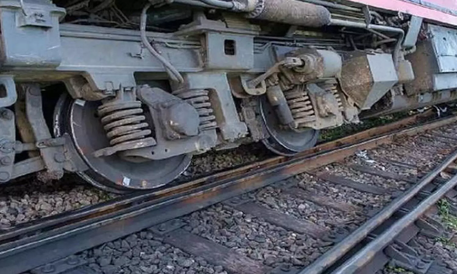 mumbai jodhpur train derailed