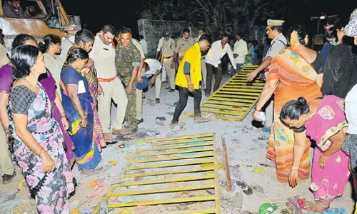 టోకెన్లు ఇచ్చారు.. వీక్‌నెస్ పట్టేశారు