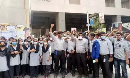 రెండో రోజూ సమ్మెలో మెట్రో రైలు సిబ్బంది