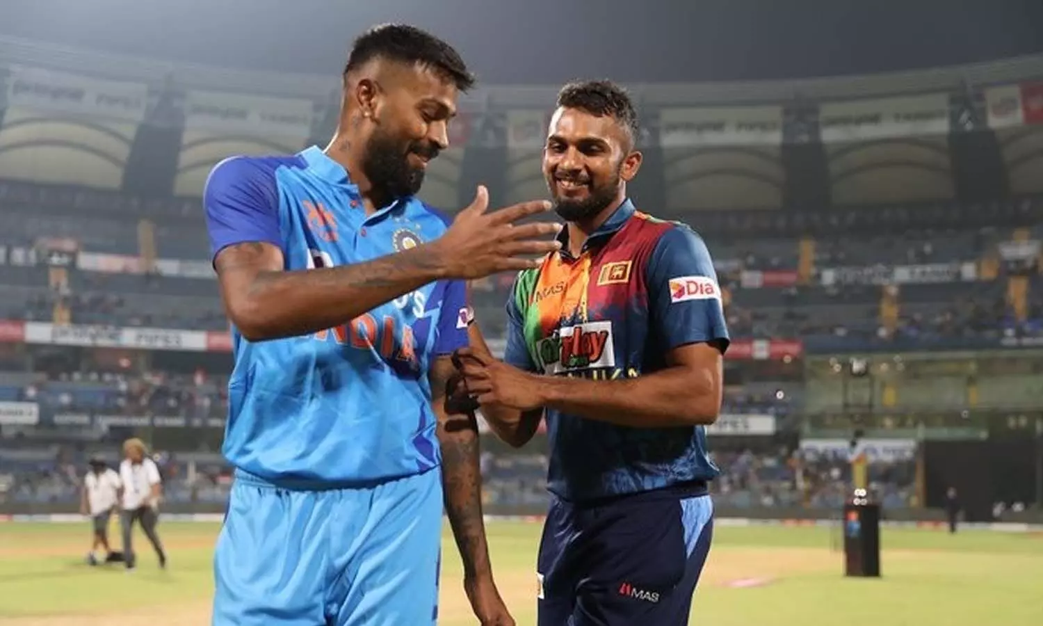 టాస్ గెలిచిన భారత్.. ఒక ఓవర్ లో మూడు నోబాల్స్