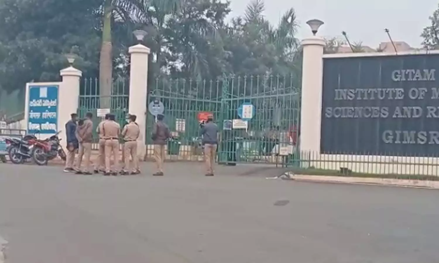 గీతం కళాశాలలో ఆక్రమణల తొలగింపు