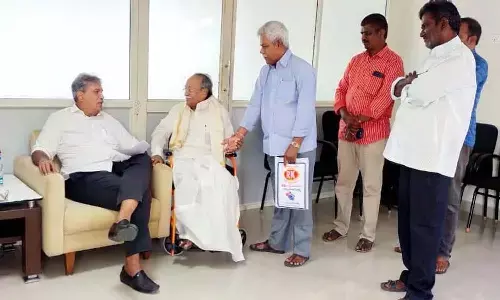 కేశినేని నానిని కలిసిన వసంత