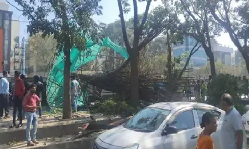 కూలిన మెట్రో పిల్లర్.. ఇద్దరు మృతి