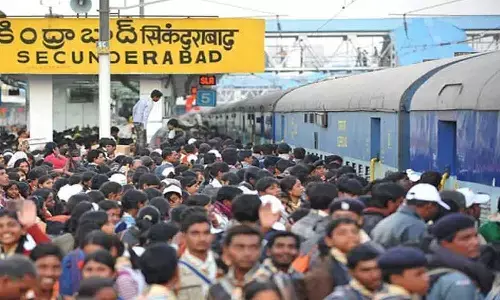 రైళ్లన్నీ ఫుల్లు.. పండగ ప్రయాణమెలాగో?