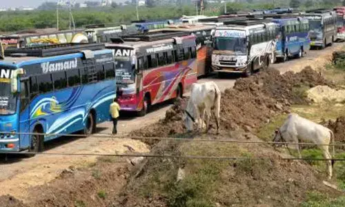 ప్రయివేటు ట్రావెల్స్‌ బస్సుల్లో తనిఖీలు