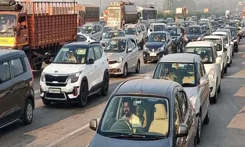 పల్లె బాట పట్టిన  పట్టణం.. ట్రాఫిక్ జాం