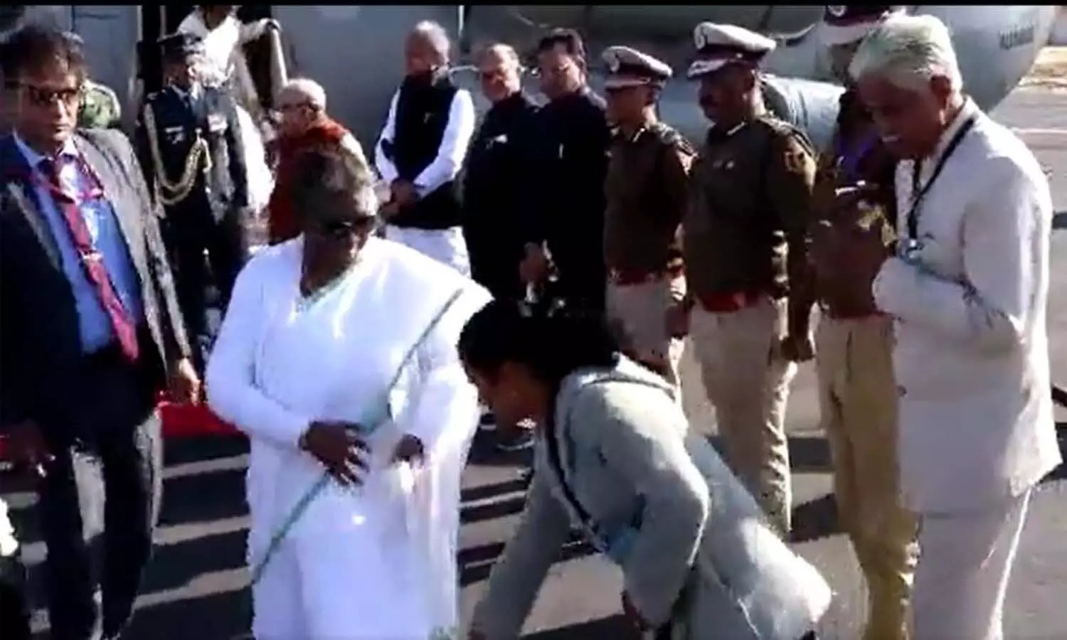 ముర్ముకు పాదాభివందనం.. ఇంజినీర్ సస్పెన్సన్