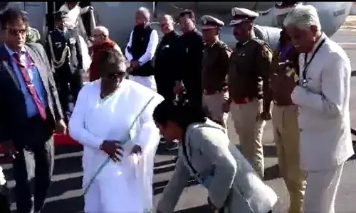 ముర్ముకు పాదాభివందనం.. ఇంజినీర్ సస్పెన్సన్