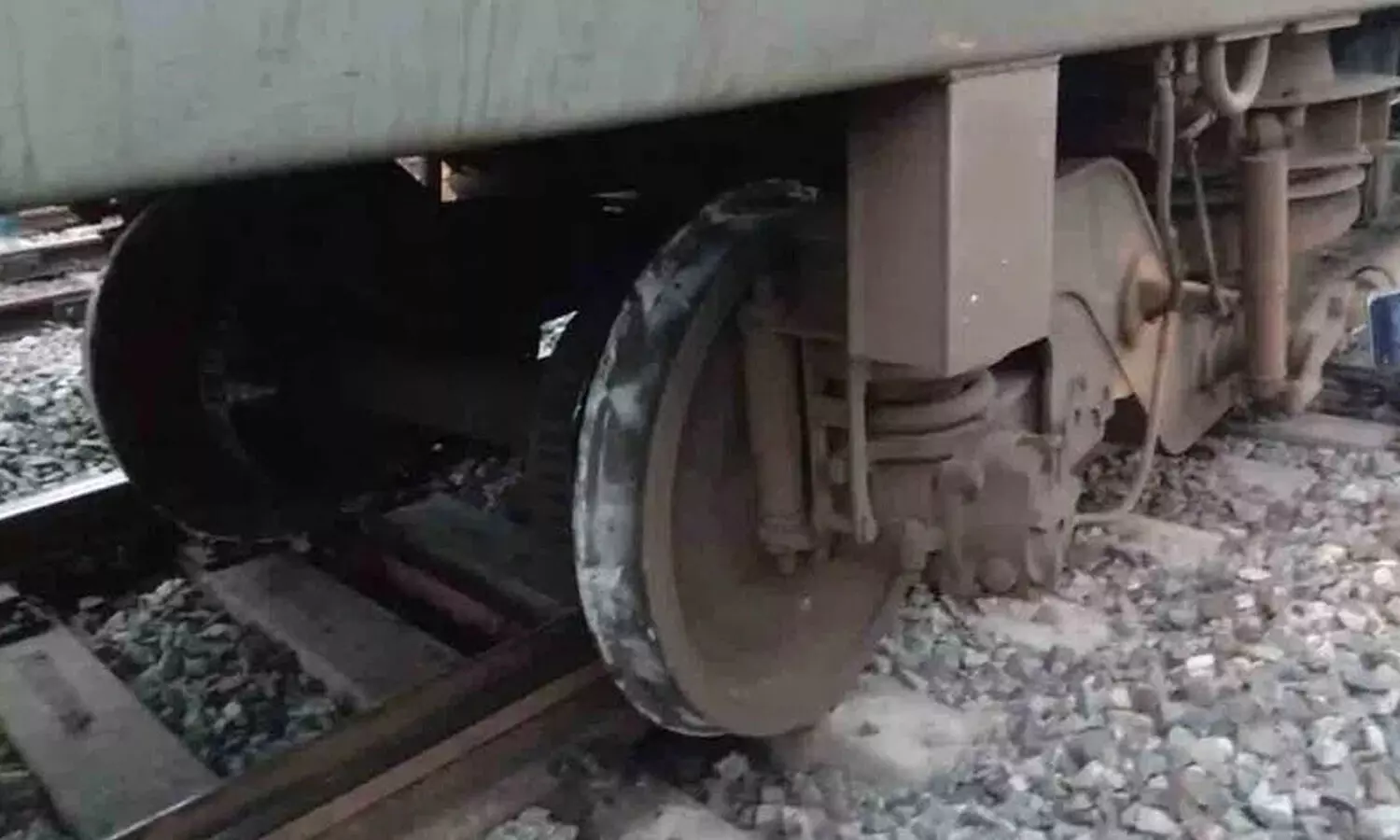 పట్టాలు తప్పిన ప్యాసింజర్ రైలు