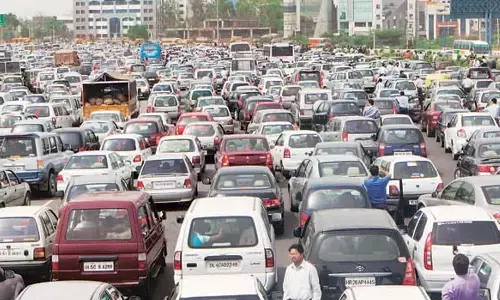 టోల్ ప్లాజాల వద్ద రద్దీ