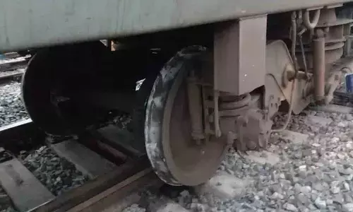 పట్టాలు తప్పిన ప్యాసింజర్ రైలు