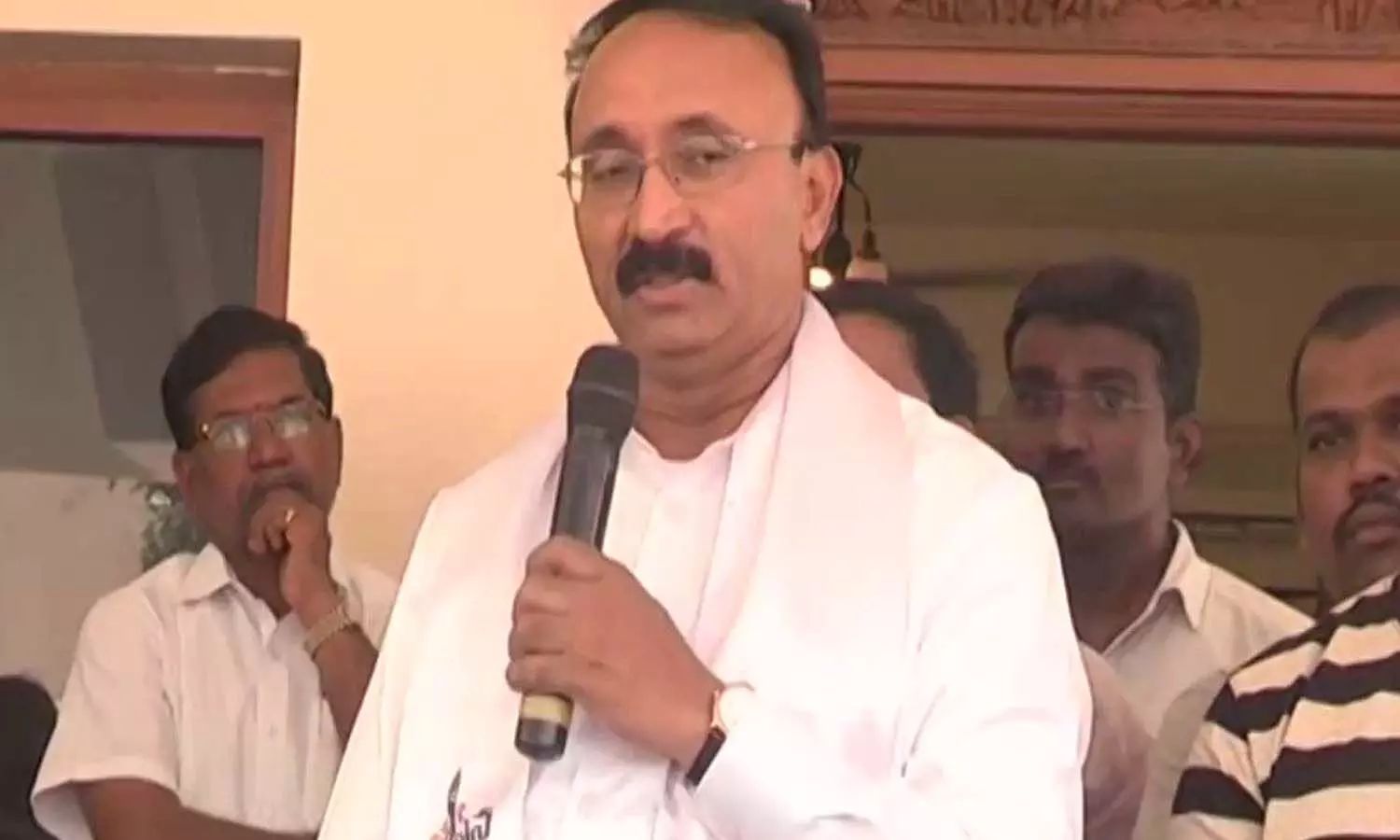 చిల్లర రాజకీయాలు మానుకోండి చిల్లర రాజకీయాలు మానుకోండి