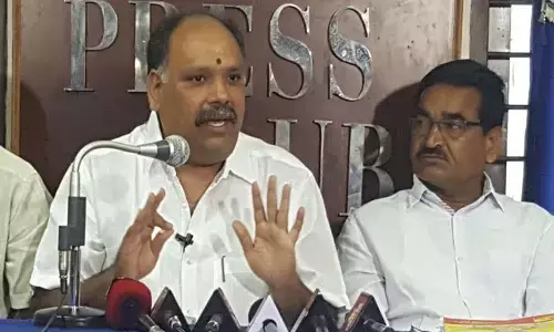 గవర్నర్ తో ముగిసిన భేటీ