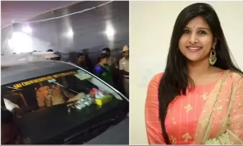 సింగర్ మంగ్లీ కారుపై రాళ్లదాడి