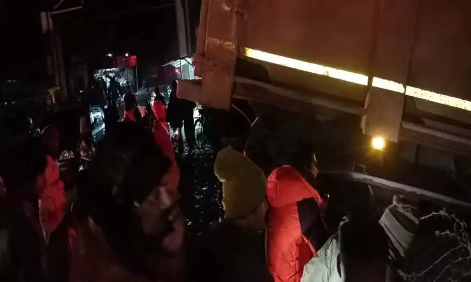 యూపీలో ఘోర రోడ్డు ప్రమాదం : ఆరుగురి మృతి