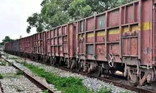 పట్టాలు తప్పిన రైలు - రైళ్లన్నీ ఆలస్యం