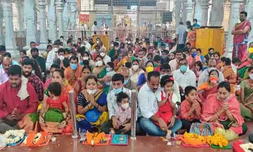 భక్తులతో కిటకిటలాడుతున్న బాసర