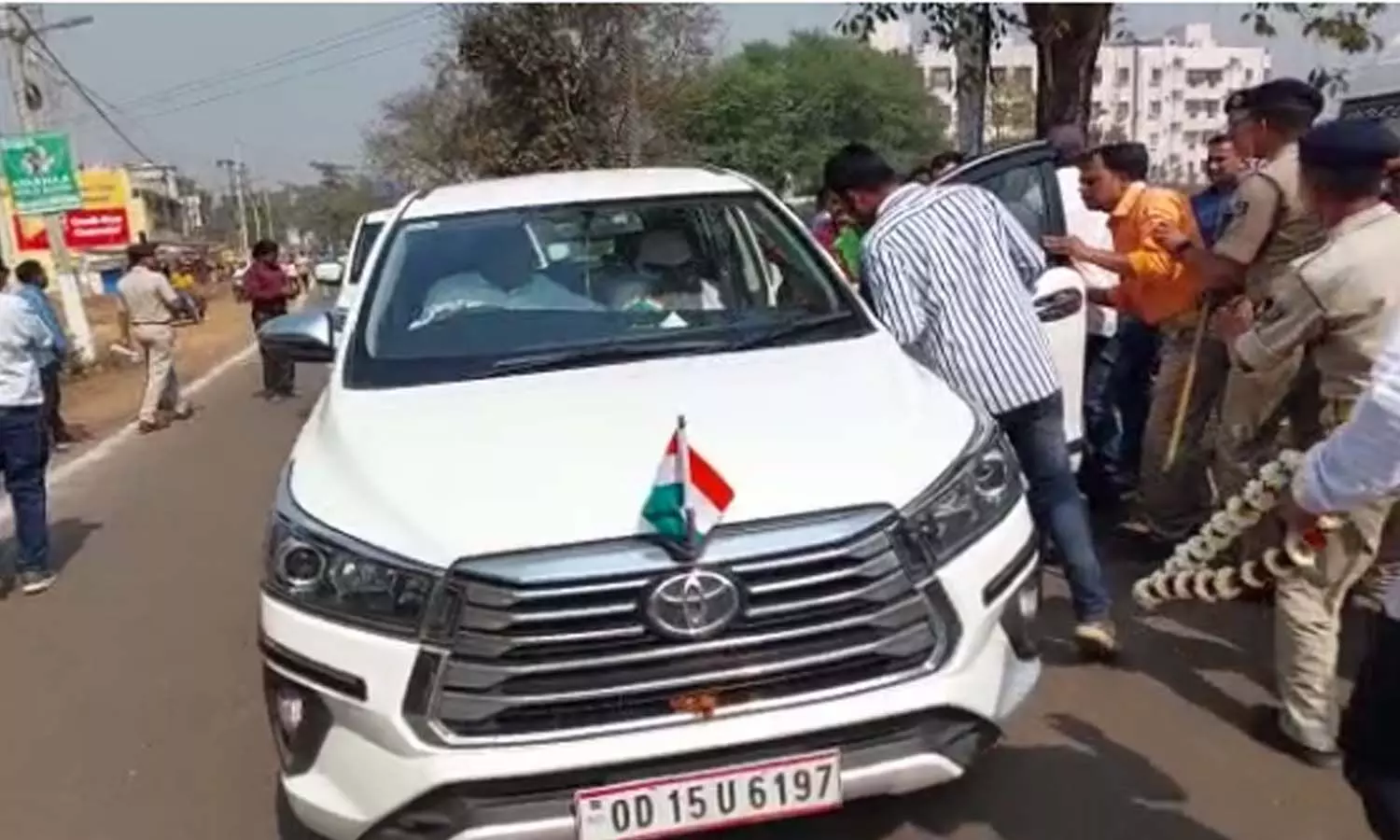 మంత్రిపై కాల్పులు : పరిస్థితి విషమం