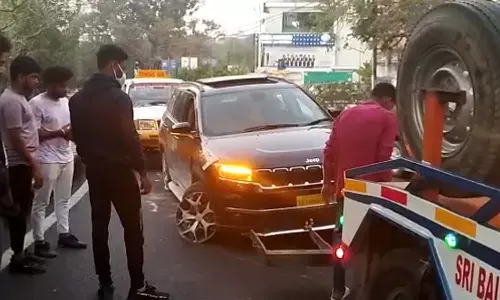 car, jubilee hills, woman, havoc