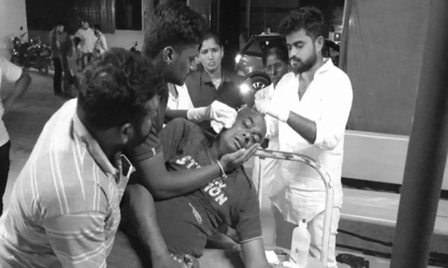 జేసీ అనుచరుడిపై కత్తిపోట్లు...తాడిపత్రిలో టెన్షన్ టెన్షన్