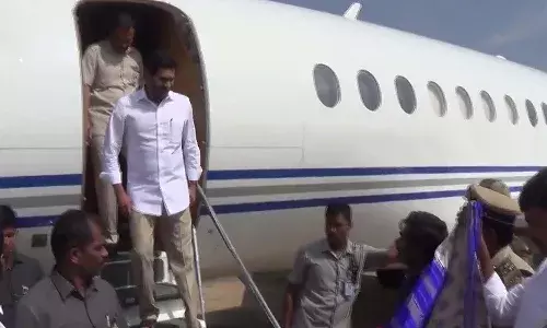 జగన్ ప్రయాణిస్తున్న విమానం ఎమెర్జెన్సీ ల్యాండింగ్