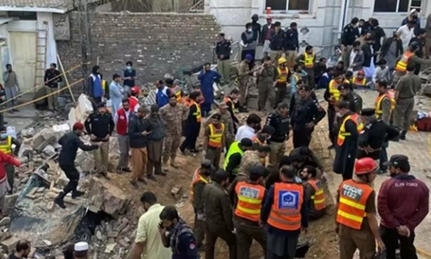 ఆత్మాహుతి దాడిలో వంద మంది మృతి