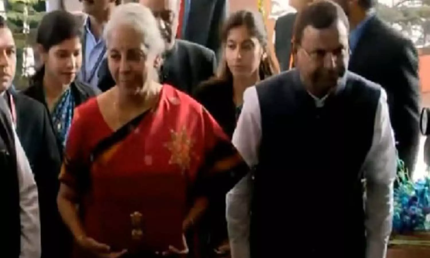 పార్లమెంటుకు చేరుకున్న నిర్మలమ్మ పార్లమెంటుకు చేరుకున్న నిర్మలమ్మ