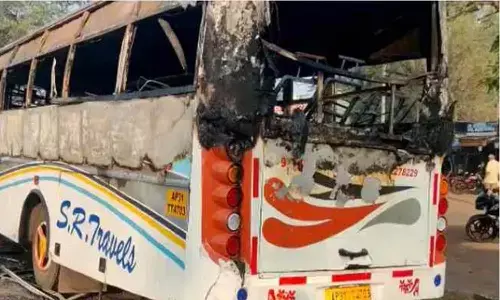 బస్సులో మంటలు... తప్పిన ప్రమాదం