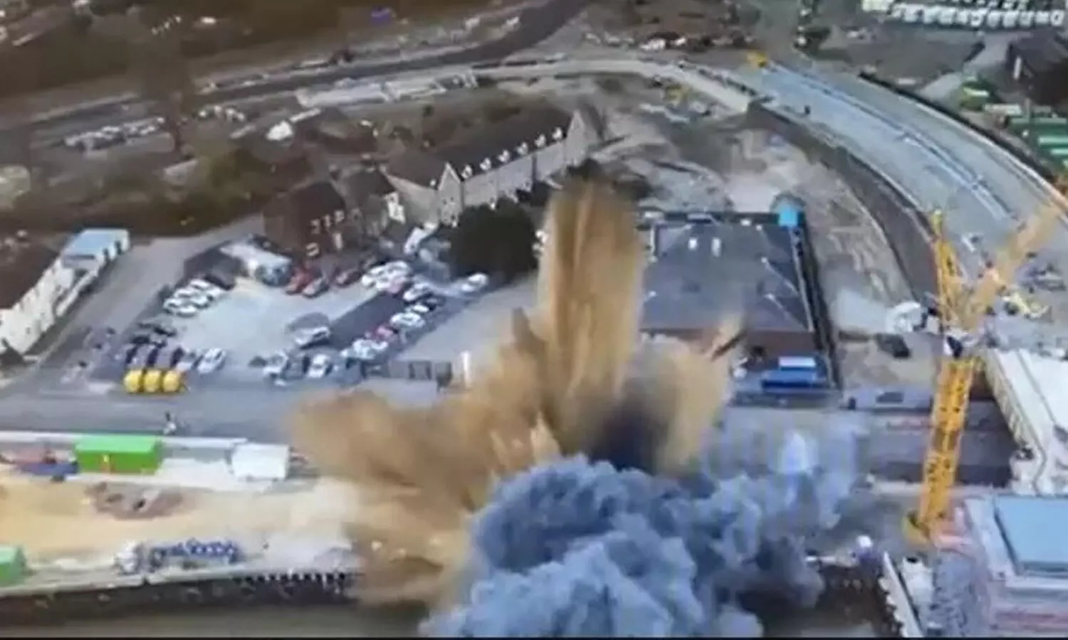 ఇంగ్లాండ్ లో పేలిన వరల్డ్ వార్ 2 నాటి బాంబు ఇంగ్లాండ్ లో పేలిన వరల్డ్ వార్ 2 నాటి బాంబు