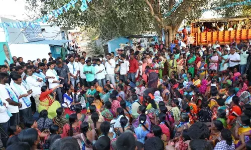 పాదయాత్రలో ప్రభుత్వంపై ఫైర్