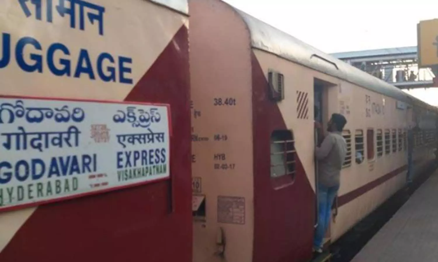 పట్టాలు తప్పిన గోదావరి ఎక్స్‌ప్రెస్