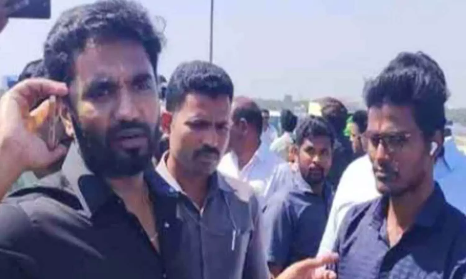 యువకుడిని కాపాడిన వైసీపీ ఎంపీ