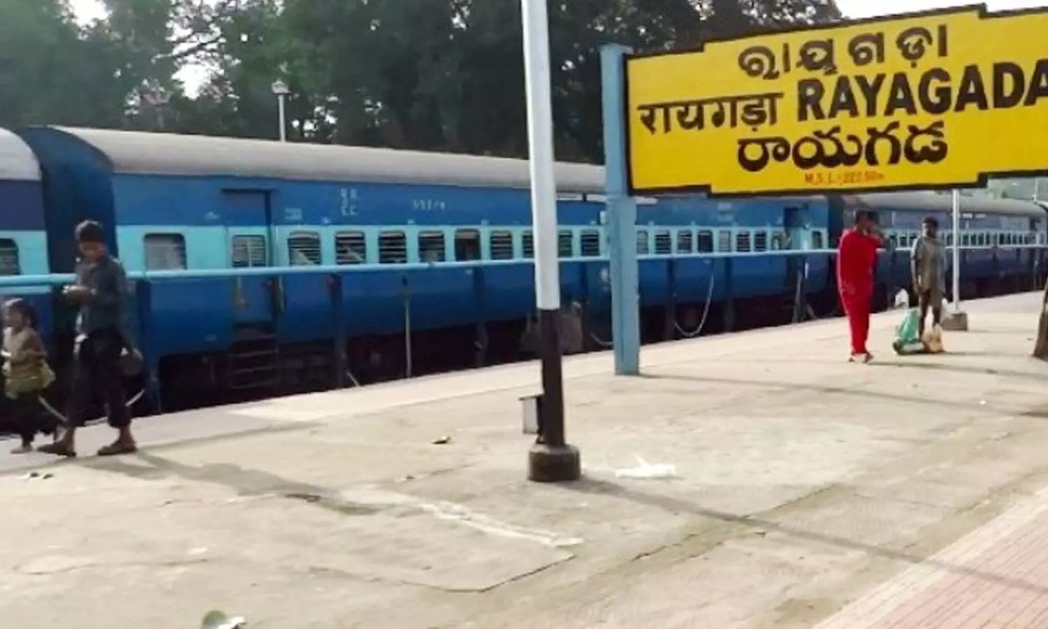 రైలెక్కి సెల్ఫీ తీసుకుంటూ మృతి