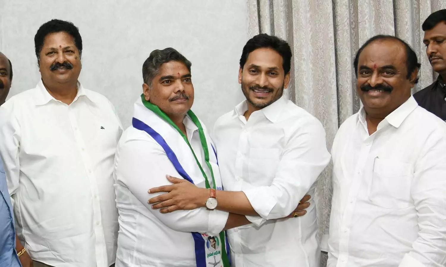 వైసీపీలో చేరిన టీడీపీ మాజీ ఎమ్మెల్యే వైసీపీలో చేరిన టీడీపీ మాజీ ఎమ్మెల్యే