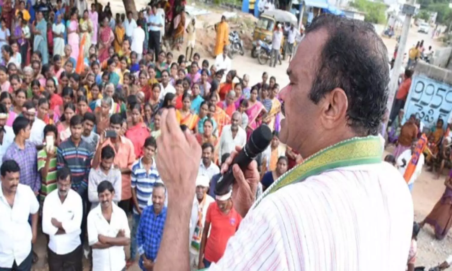 కోమటిరెడ్డిపై కుర్చీలతో దాడి