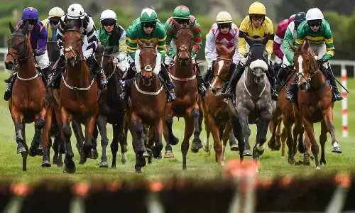 గుర్రపుస్వారీ బెట్టింగ్ స్థావరంపై పోలీసు దాడులు