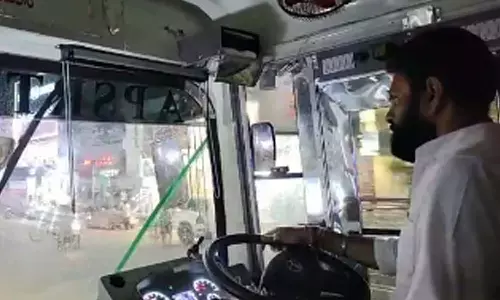 ఆర్టీసీ డ్రైవర్ గా మారిన కొడాలి నాని