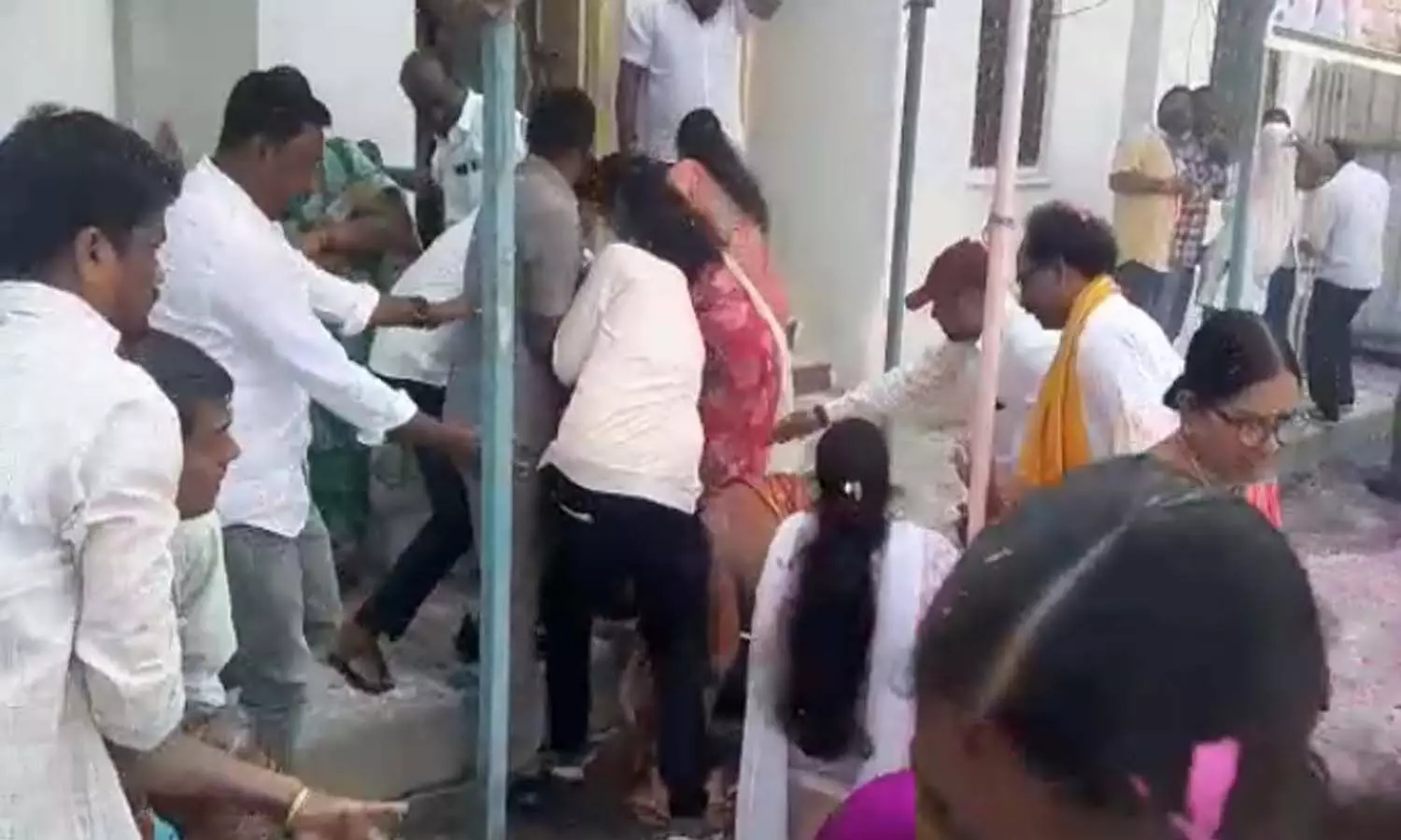 కేసీఆర్ బర్త్‌ డే వేడుకలు : ఎమ్మెల్యేకు తృటిలో తప్పిన ప్రమాదం