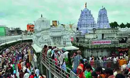 శివరాత్రికి కిటకిటలాడుతున్న శివాలయాలు