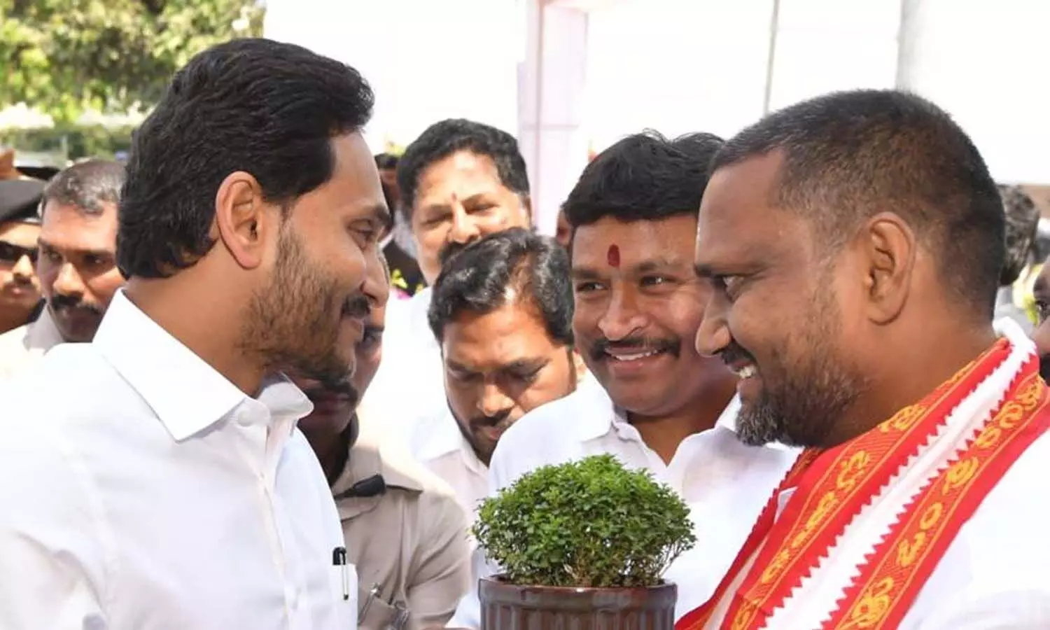 జగన్ మెచ్చుకున్న యువకుడు ఈయనే జగన్ మెచ్చుకున్న యువకుడు ఈయనే