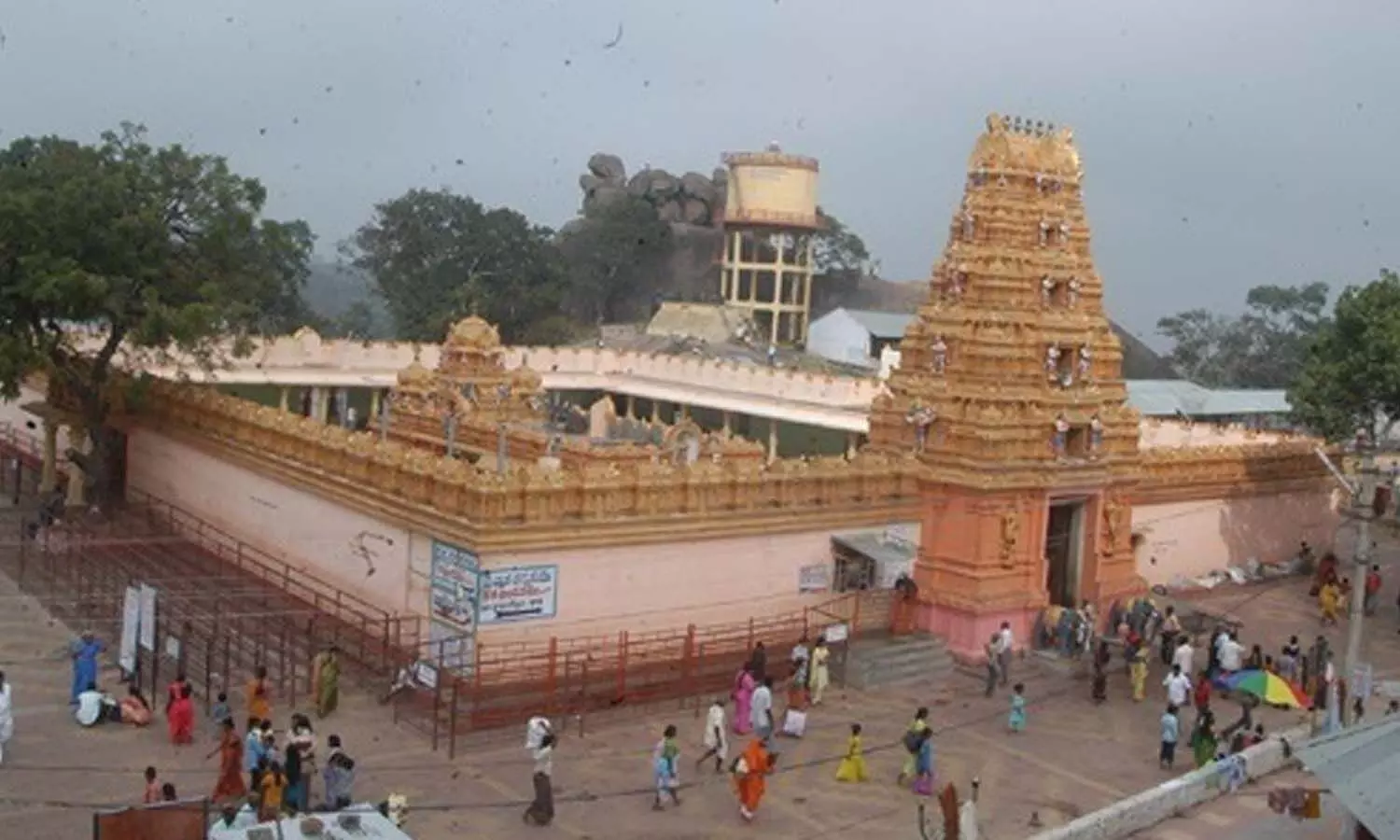 కొండగట్టులో చోరీ.. బంగారు ఆభరణాలు?