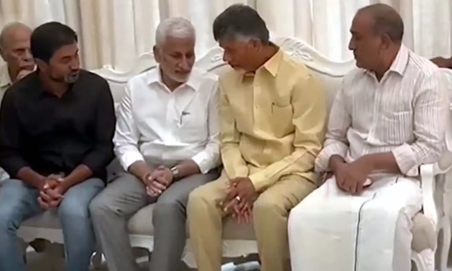 ఈ ఫొటోపై రగడ ఇప్పట్లో ఆగదా?