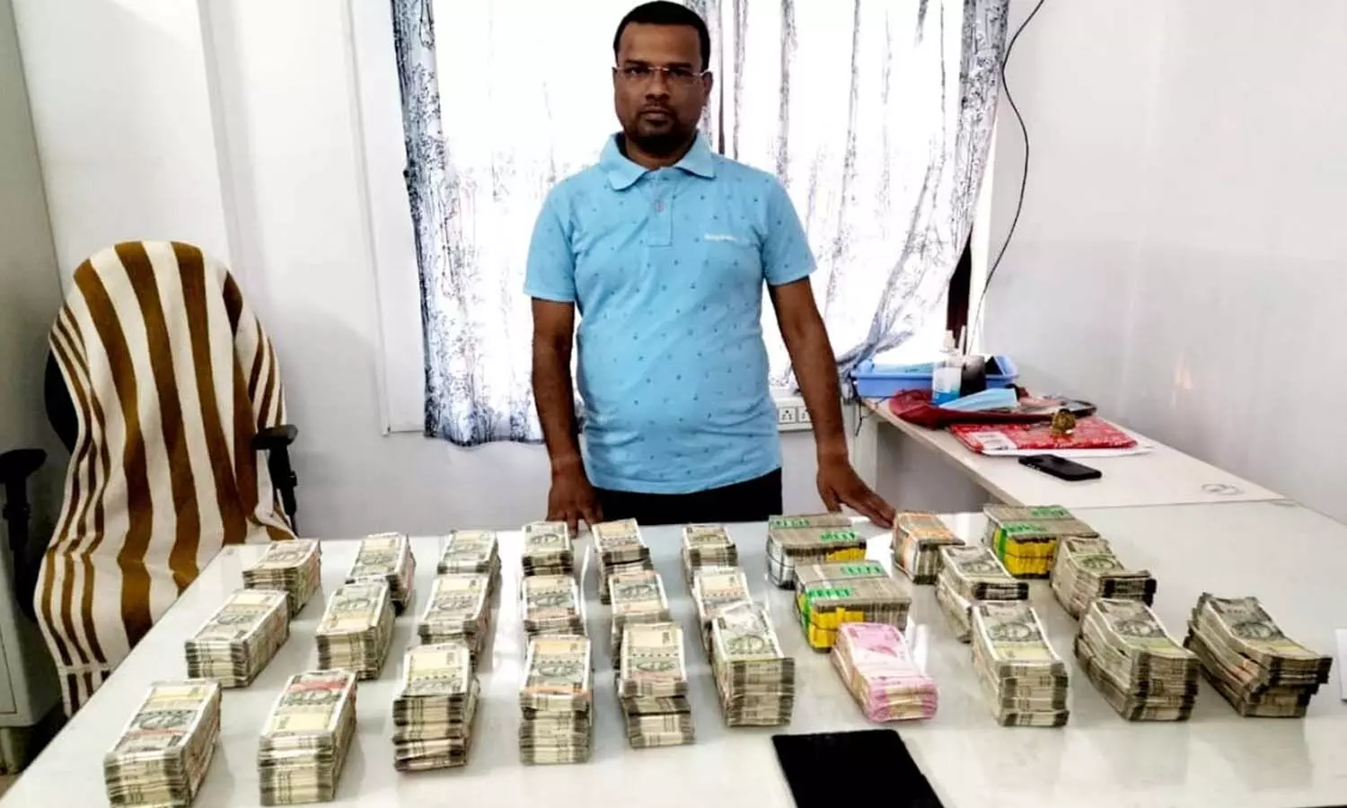 80 లక్షల చోరీ : పట్టుకున్న పోలీసులు 80 లక్షల చోరీ : పట్టుకున్న పోలీసులు