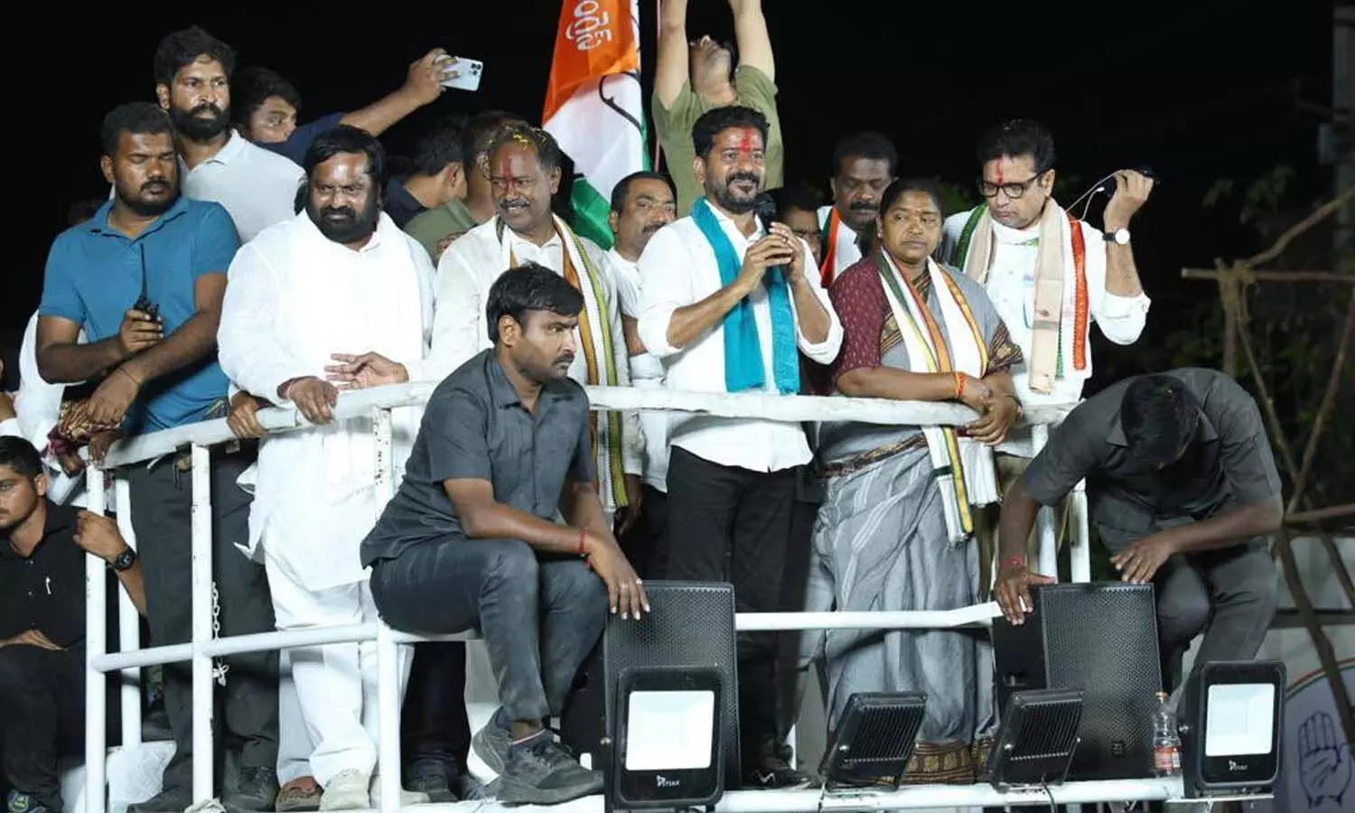 రేవంత్ పాదయాత్రలో యాక్సిడెంట్ రేవంత్ పాదయాత్రలో యాక్సిడెంట్